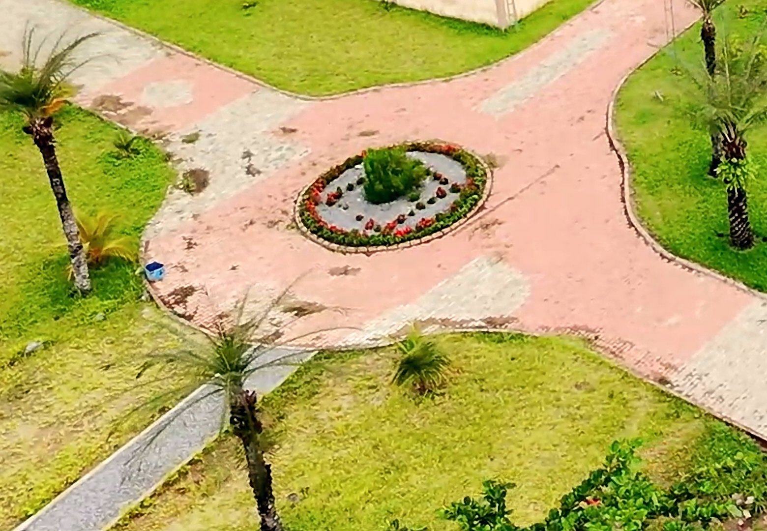 Allées pavées et rond-point fleuri