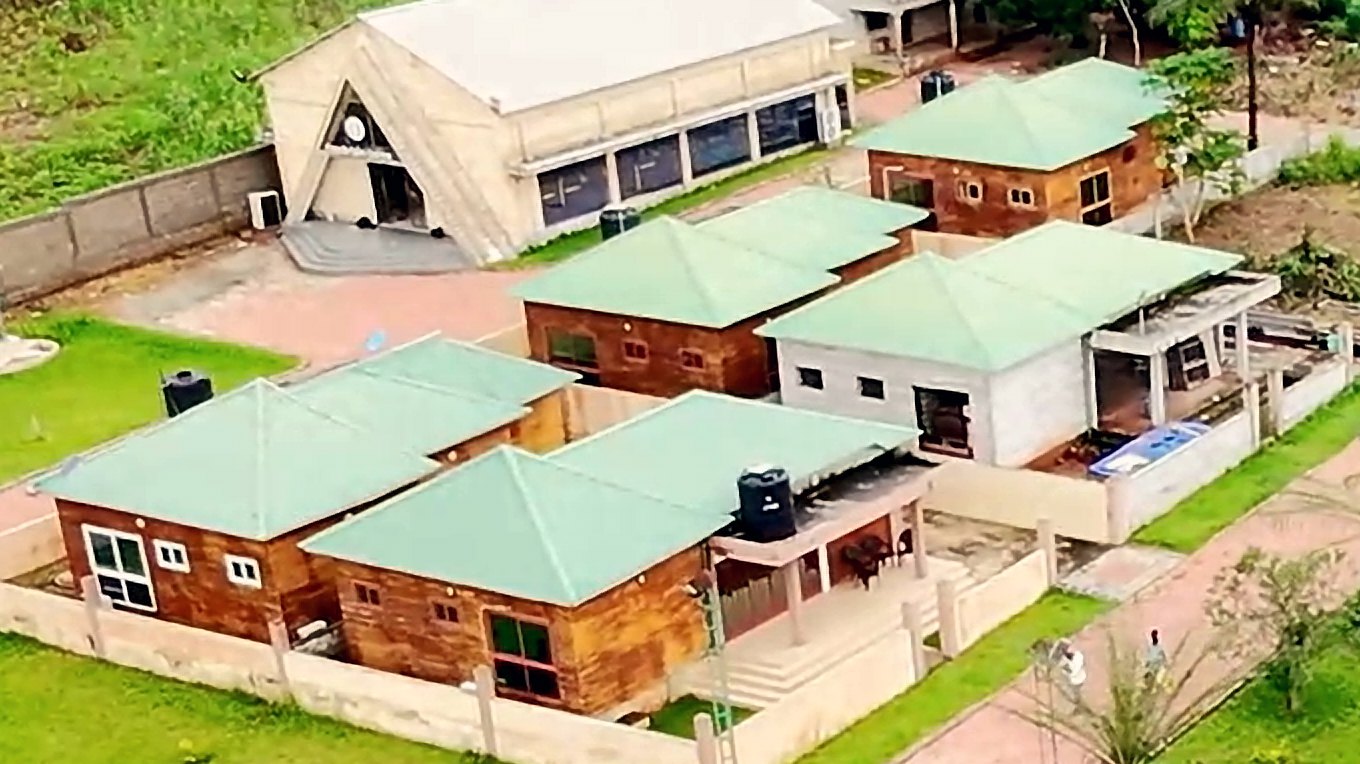Les chalets d'hébergement aux toits verts