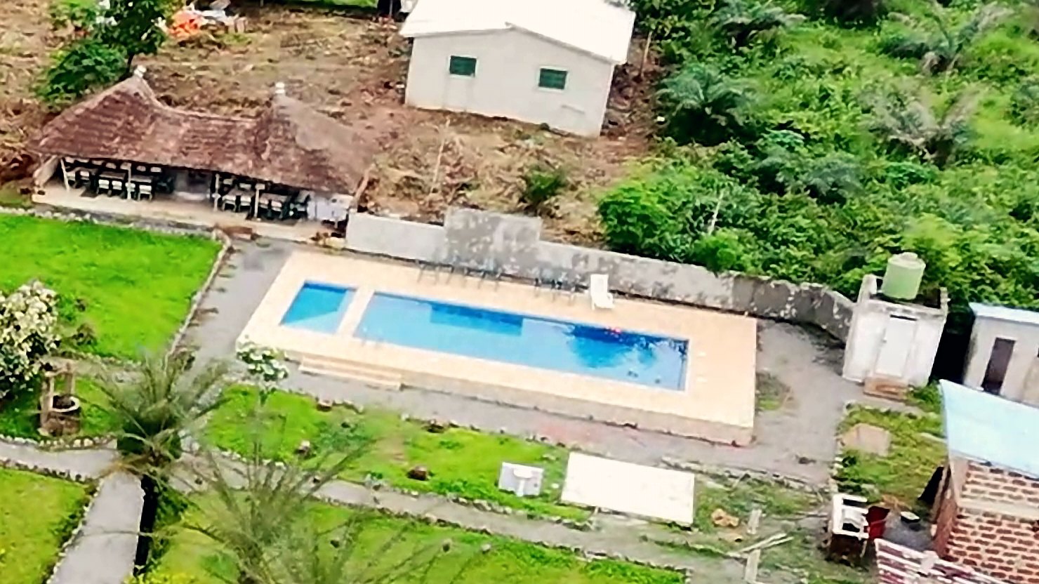 La piscine du centre et sa paillote