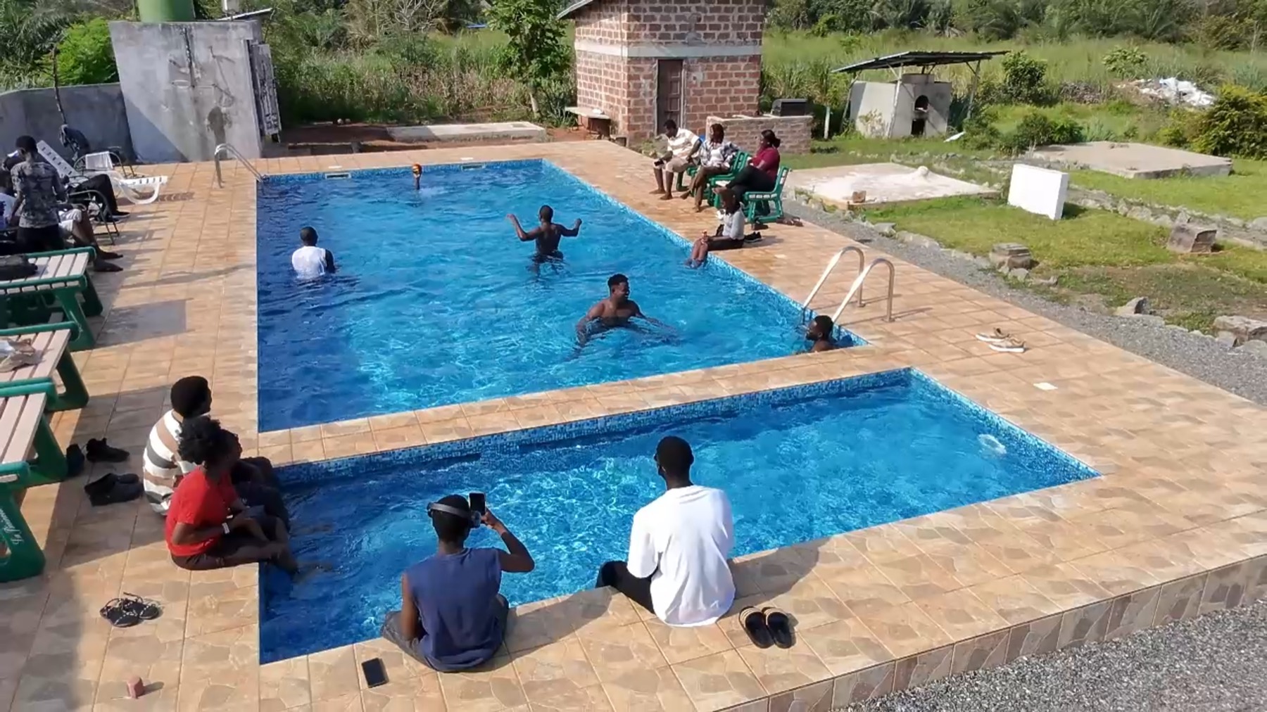 Détente autour du bassin de la piscine du centre
