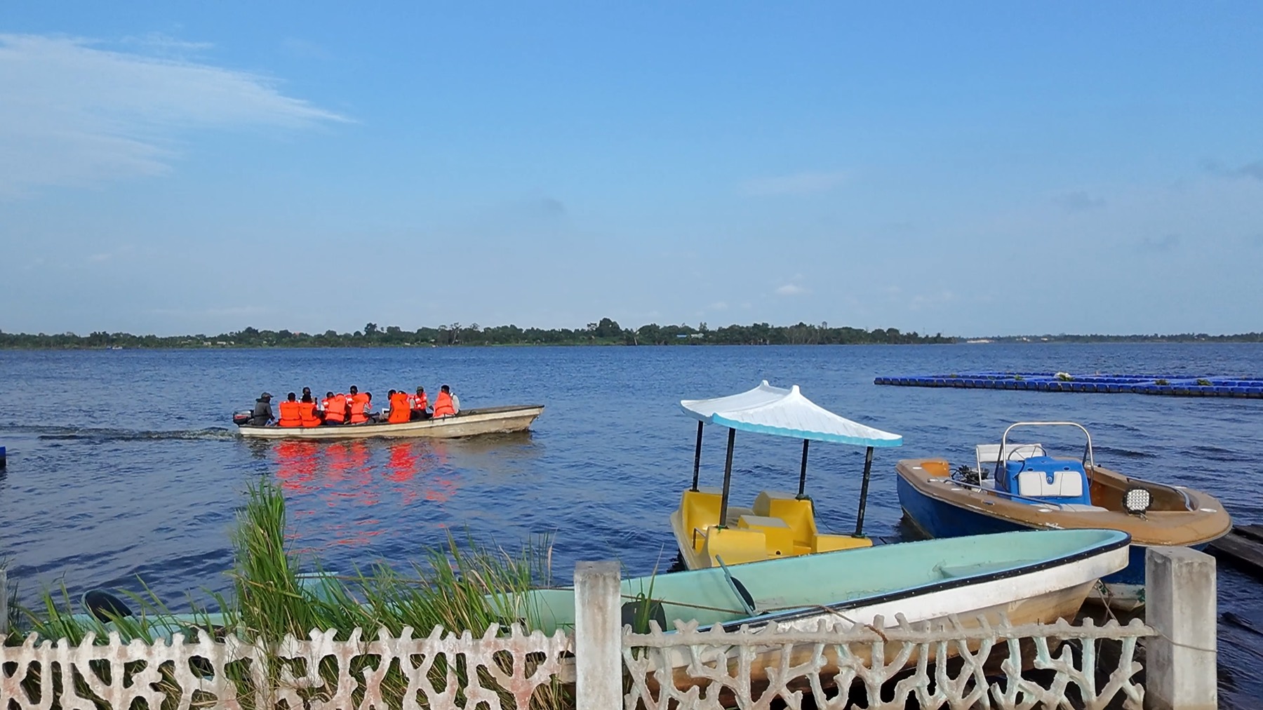Embarcations sur le lac Toho, face au centre