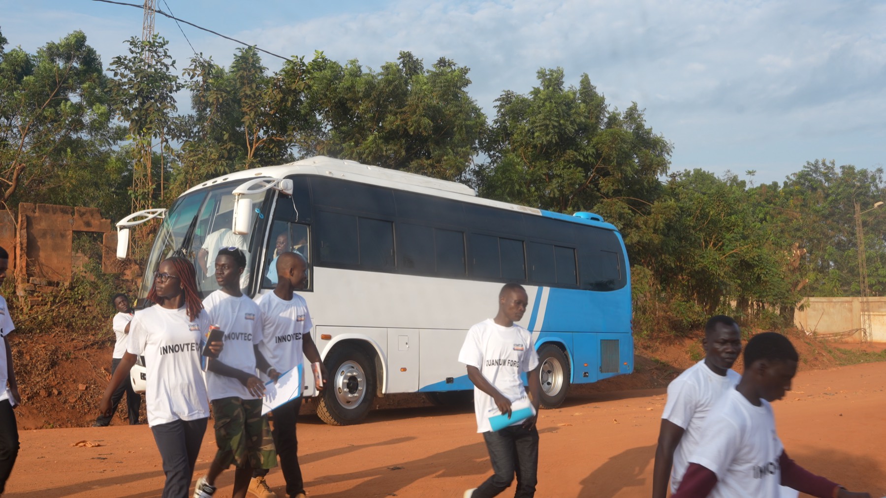 Les équipes du hackathon en tee-shirt blanc descendent du bus