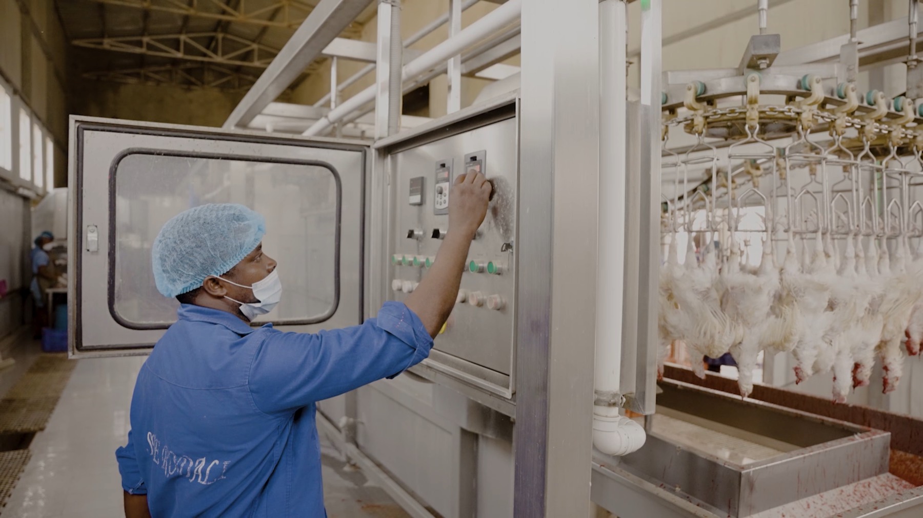 Un technicien règle une machine dans l'atelier de transformation